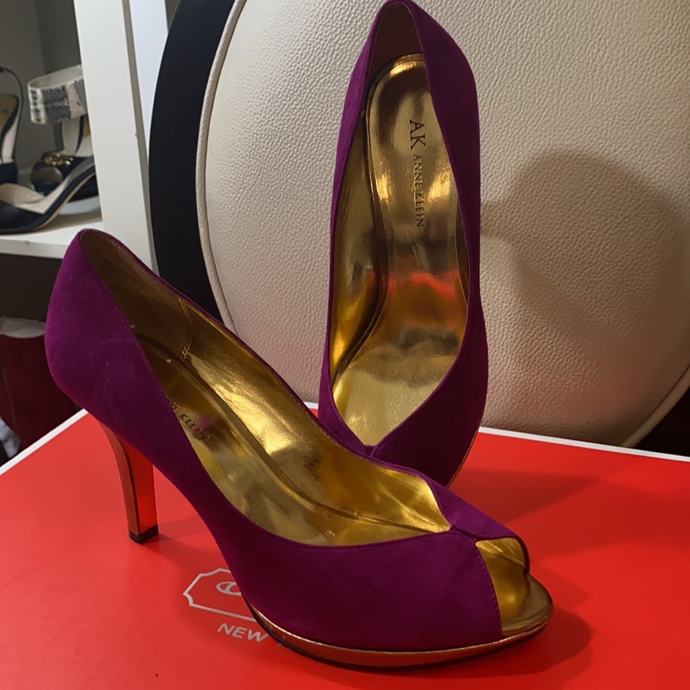Anne Klein Peep Toe Used In Good condition Suede.